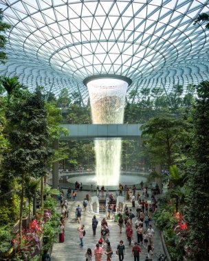 Singapur-30 Aug 2019 Jewel Changi Havalimanı, Singapur 'da kapalı şelalesi, tropikal ormanı, alışveriş merkezleri ve yemegi olan cam bir kubbenin altında bulunan yeni bir terminal binasıdır.
