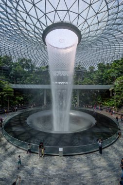 Singapur-30 Aug 2019 Jewel Changi Havalimanı, Singapur 'da kapalı şelalesi, tropikal ormanı, alışveriş merkezleri ve yemegi olan cam bir kubbenin altında bulunan yeni bir terminal binasıdır.