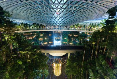 Singapur-30 Aug 2019: Jewel Changi, Singapur Havaalanı ışık gösterisi sırasında. Yeni cam kubbe terminalinde dikey bir şelale, tropikal bir orman, alışveriş ve yemek alanları yer alıyor.