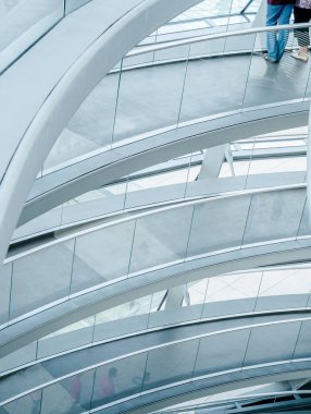 Berlin, Almanya - 11 Ağustos 2012: Berlin, Almanya 'da Reichstag Parlamentosu içinde şeffaf cupola binası içinde bir Helicoidal rampa. Yeni yapılmış kubbe ünlü mimar Norman Foster tarafından tasarlandı.