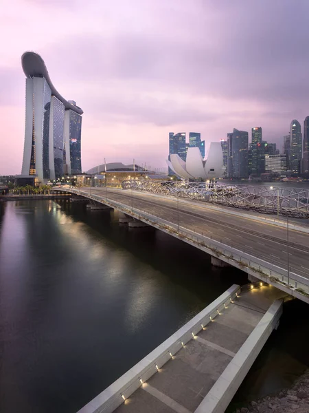 Marina Körfezi manzaralı Sands tatil köyü, ArtScience Müzesi ve Helix Köprüsü Singapur 'daki suya yansıyor.