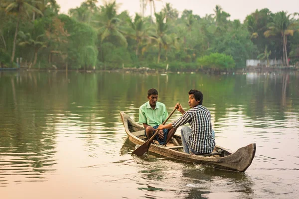 Eramalloor India Fev 2017 Dos Hombres Sientan Bote Remos Cruzando — Foto de Stock