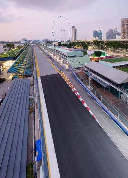 Singapur - 9 Eylül 2019: Marina Körfezi Caddesi pisti Singapur Gece Yarışı Formula 1 Grand Prix 'ini karşılamaya hazırlanıyor. Tribün Flyer Dönme dolabının, körfezdeki bahçelerin ve Sands tatil beldelerinin üzerinden bakıyor..
