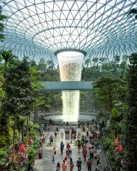 Singapur-30 Aug 2019 Jewel Changi Havalimanı, Singapur 'da kapalı şelalesi, tropikal ormanı, alışveriş merkezleri ve yemegi olan cam bir kubbenin altında bulunan yeni bir terminal binasıdır.