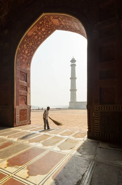 Agra Índia Maio 2015 Homem Varre Sala Oração Mesquita Principal — Fotografia de Stock