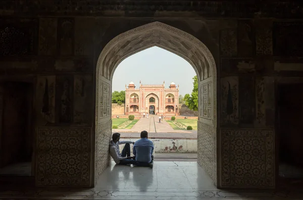 Agra Indie Května 2015 Dva Muži Sedí Stínu Itimad Daulah — Stock fotografie