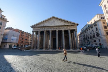 Roma, İtalya - 10 Mart 2020: Yanlız bir yolcu terk edilmiş Pantheon meydanında yürüyor, Roma, İtalya. Bugün itibarıyla, İtalyan hükümeti ülke çapında karantina ilan etti. Seyahat ve toplanma yasakları, mağazalar ve mekanlar için sınırlı çalışma saatleri ve
