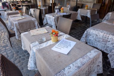 Roma, İtalya - 10 Mart 2020: Pantheon Meydanı, Roma, İtalya 'daki boş bir kafe terasında yeni acil durum önlemleri hakkında bir uyarı gösterildi. Bugün itibarıyla, İtalyan hükümeti ülke çapında bir karantina ilan etti.