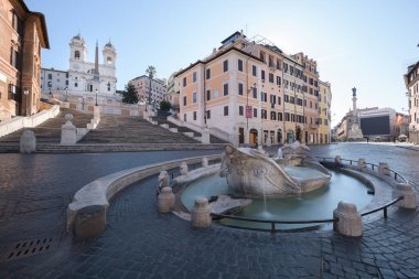 Piazza di Spagna ya da İspanyol Merdivenleri, ve Roma, İtalya 'da Barok heykeltraş Bernini tarafından tasarlanan Barcaccia çeşmesi ile kilisenin kutsal üçlüsüne giden anıtsal merdiven.