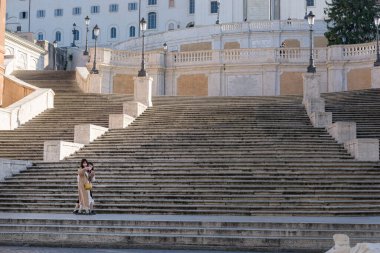 Roma, İtalya - 10 Mart 2020: İki kadın turist, Roma, İtalya 'daki boş İspanyol Merdivenleri önünde selfie çekiyor. Bugün itibarıyla, İtalyan hükümeti ülke çapında bir karantina ilan etti. Seyahat ve toplama yasakları, mağazalar için sınırlı çalışma saatleri ve...