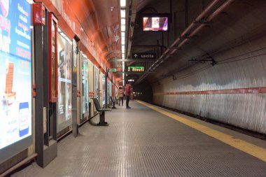Roma, İtalya - 12 Mart 2020: Flaminio metro galerileri Roma, İtalya 'da her zamanki banliyö sakinleri olmadan ürkütücü görünüyor. Koronavirüs salgınında, bir tecrit popüler turistik yerleri boşalttı