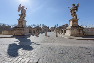 Roma, İtalya - 12 Mart 2020: Sant Angelo köprüsünün popüler turistik noktası şimdi terk edilmiş durumda, İtalya, Roma 'da nadir görülen bir manzara. Bugün, İtalyan hükümeti ülke çapında bir tecrit kararı aldı, seyahat ve hareket yasakları, dükkanların kapatılması, bar ve yeniden yerleştirme