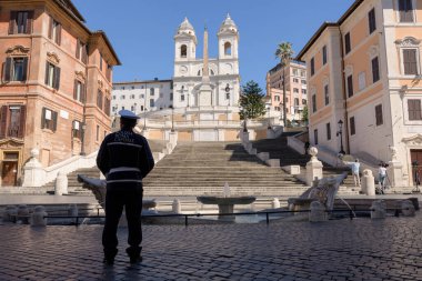 Roma, İtalya - 12 Mart 2020: Roma, İtalya 'daki İspanyol Merdivenleri önünde bir polis tek başına duruyor. Koronavirüs salgınının ardından sınırlama önlemleri uygulanır..