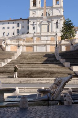 Roma, İtalya - 12 Mart 2020: Bir adam İtalya, Roma 'daki terk edilmiş İspanyol Merdivenlerinin fotoğrafını çekiyor. Bugün, hükümet kararı, koronavirüs salgınının ardından yapılan tüm gereksiz hareketleri ve ticareti yasakladı..
