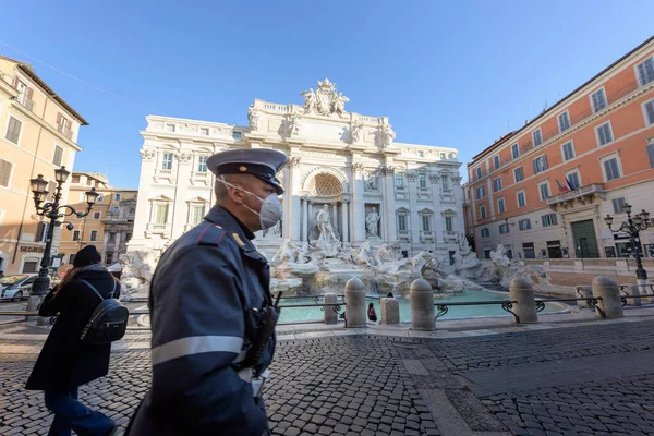 Roma Itália Março 2020 Policial Cidade Usando Máscara Facial Percorre — Fotografia de Stock