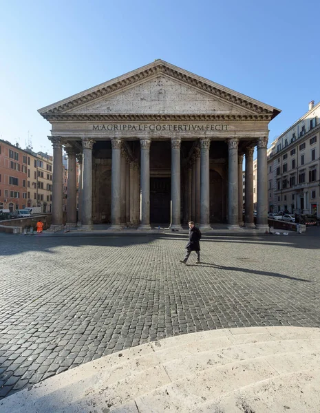Roma Itália Março 2020 Homem Atravessa Praça Vazia Panteão Roma — Fotografia de Stock