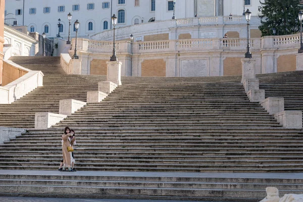 Рим Италия Марта 2020 Две Туристки Делают Селфи Перед Пустыми — стоковое фото