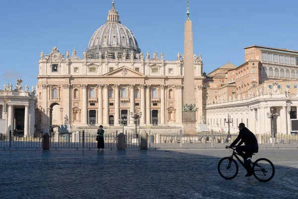 Roma, İtalya - 12 Mart 2020: Bir turist Vatikan 'daki boş Aziz Peter Meydanı önünde selfie çekiyor. Koronavirüs salgınının ardından İtalya şu anda tecrit altında ve turistik alanlar terk edilmiş durumda..