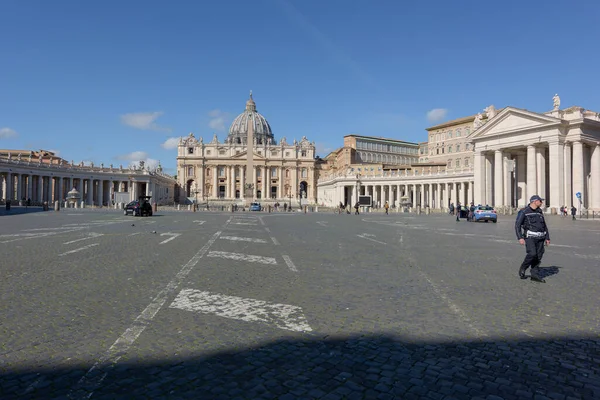 Rooma Italia Maaliskuuta 2020 Kunnallispoliisi Karabinieeri Valvovat Pääsyä Vatikaanin Pyhän — kuvapankkivalokuva
