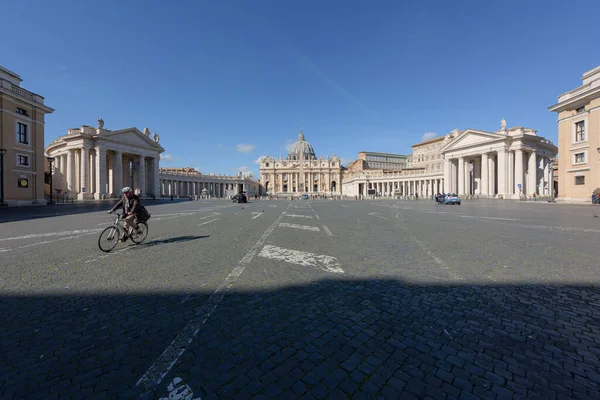 Roma Itália Março 2020 Homem Anda Bicicleta Sem Trânsito Pela — Fotografia de Stock