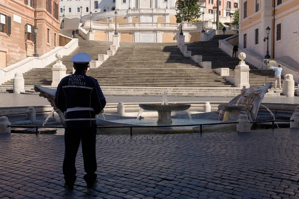 Roma, İtalya - 12 Mart 2020: Roma, İtalya 'daki İspanyol Merdivenleri önünde bir polis tek başına duruyor. Koronavirüs salgınının ardından sınırlama önlemleri uygulanır..