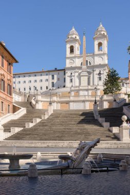 Piazza di Spagna ya da İspanyol Merdivenleri, ve Roma, İtalya 'da Barok heykeltraş Bernini tarafından tasarlanan Barcaccia çeşmesi ile kilisenin kutsal üçlüsüne giden anıtsal merdiven.
