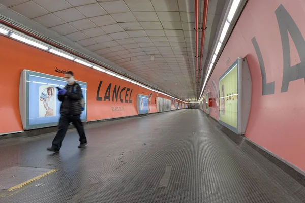 Rom Italien Mars 2020 Man Bär Ansiktsmask Promenader Spagna Tunnelbanestation — Stockfoto