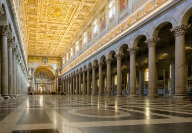 Roma, İtalya - 8 Mar 2020: Roma 'da, İtalya' da, Duvarların Dışında Aziz Paul Bazilikası. San Paolo, Hristiyanlığın en büyük ve en eski kiliselerinden biridir. 19. yüzyılda bir yangından sonra yeniden inşa edilmiştir..