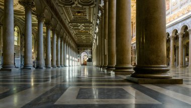 Roma, İtalya - 8 Mar 2020: Roma 'da, İtalya' da, Duvarların Dışında Aziz Paul Bazilikası. San Paolo, Hristiyanlığın en büyük ve en eski kiliselerinden biridir. 19. yüzyılda bir yangından sonra yeniden inşa edilmiştir..