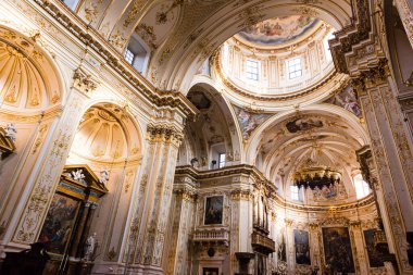 Bergamo, İtalya - 19 Ocak 2017: Duomo katedralindeki kasalar ve kubbeler alçak açılı bir açıdan, Bergamo, İtalya