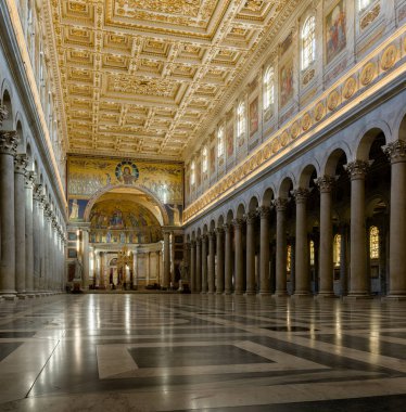 Roma, İtalya - 8 Mar 2020: Roma 'da, İtalya' da, Duvarların Dışında Aziz Paul Bazilikası. San Paolo, Hristiyanlığın en büyük ve en eski kiliselerinden biridir. 19. yüzyılda bir yangından sonra yeniden inşa edilmiştir..