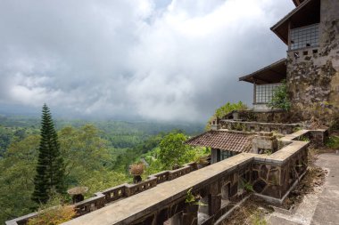 Bali, Endonezya - 22 Kasım 2018: PI Bedugul Taman Rekreasi Hotel Resort, bugün Endonezya 'nın Bali kentinde terk edilmiş büyük bir turizm merkezi.