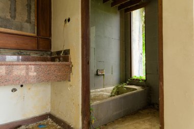 Bali, Endonezya - 22 Kasım 2018: PI Bedugul Taman Rekreasi Hotel Resort, bugün Endonezya 'nın Bali kentinde terk edilmiş büyük bir turizm merkezi.