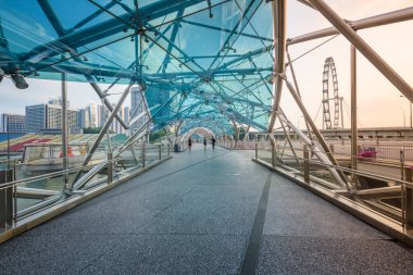 Singapur, 22 Ekim 2017: Helikoidal metal çerçeveli çift sarmal köprü, Marina Körfezi, Singapur