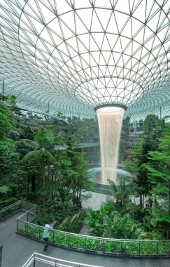 Singapur-30 Aug 2019 Jewel Changi Havalimanı, Singapur 'da kapalı şelalesi, tropikal ormanı, alışveriş merkezleri ve yemegi olan cam bir kubbenin altında bulunan yeni bir terminal binasıdır.