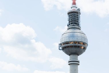 Berlin, Almanya - 21 Mayıs 2017: Berlin 'in ünlü tarihi kenti Fernsehturm' un gümüş top ve restoranının ayrıntıları, Berlin, Almanya 'da bir televizyon kulesi