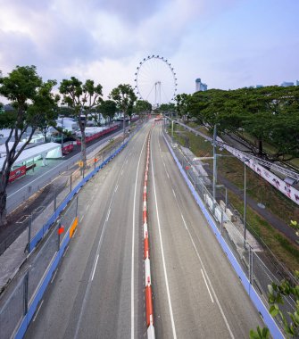 Singapur - 9 Eylül 2019: Marina Körfezi Caddesi pisti Singapur Gece Yarışı Formula 1 Grand Prix 'ini karşılamaya hazırlanıyor. Pist Flyer Dönme dolabının yanından geçiyor, körfezin yanındaki bahçeler ve Sands tatil beldeleri.