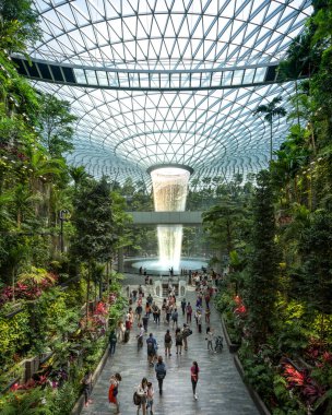 Singapur - 30 Ağustos 2019 Jewel Changi Havalimanı, Singapur 'da iç şelalesi, tropikal ormanı, alışveriş merkezleri ve yemekleri olan cam bir kubbenin altında bulunan yeni bir terminal binasıdır.