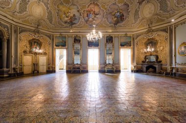 Catania, İtalya - 18 Ocak 2019: Sicilya Barok balo salonu ve resepsiyon salonu ile İtalya 'nın Catania kentindeki Palazzo Biscari Sarayı.