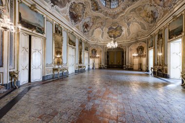 Catania, İtalya - 18 Ocak 2019: Sicilya Barok balo salonu ve resepsiyon salonu ile İtalya 'nın Catania kentindeki Palazzo Biscari Sarayı
