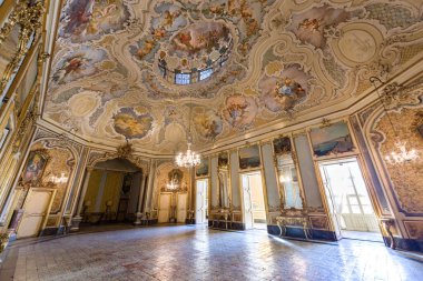 Catania, İtalya - 18 Ocak 2019: Sicilya Barok balo salonu ve resepsiyon salonu ile İtalya 'nın Catania kentindeki Palazzo Biscari Sarayı