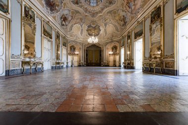 Catania, İtalya - 18 Ocak 2019: Sicilya Barok balo salonu ve resepsiyon salonu ile İtalya 'nın Catania kentindeki Palazzo Biscari Sarayı.
