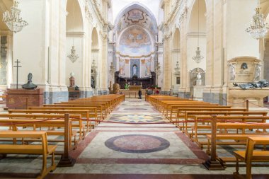 Katanya, İtalya - 17 Ocak 2019: Katanya 'daki Sant Agata katedralinin ana koridoru ve kubbesi İtalya' nın Sicilya kentindeki Aziz Agatha festivali için süslenmiştir.