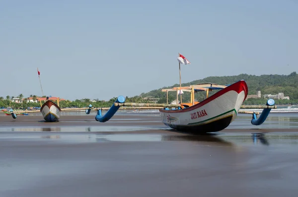 Pangandaran Indonesia Aug 2014 Fishing Outrigger Boats Low Tide Pangandaran — Stock Photo, Image