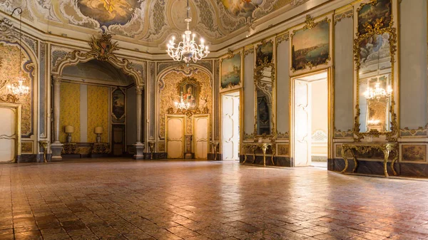 Catania, İtalya - 18 Ocak 2019: Sicilya Barok balo salonu ve resepsiyon salonu ile İtalya 'nın Catania kentindeki Palazzo Biscari Sarayı.