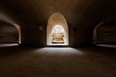 Yogyakarta, Endonezya - 17 Kasım 2018: Taman Sari saray kompleksi, Yogyakarta, Endonezya 'daki Sumur Gumuling camiinin yeraltı seviyesi