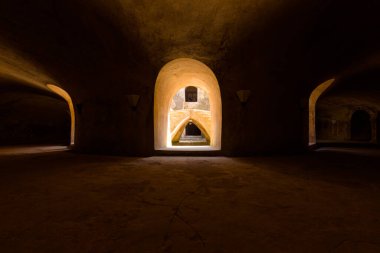 Yogyakarta, Endonezya - 17 Kasım 2018: Taman Sari saray kompleksi, Yogyakarta, Endonezya 'daki Sumur Gumuling camiinin yeraltı seviyesi