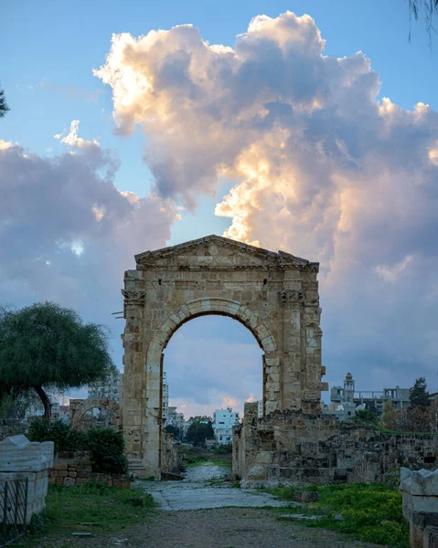 Monumental Portão Arco Triunfal Hipódromo Tiro Romano Com Edifícios Modernos — Fotografia de Stock