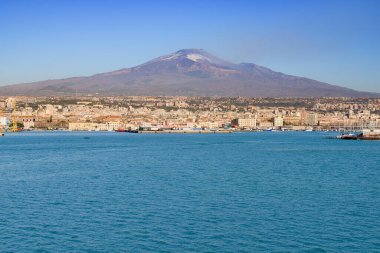 Etna Yanardağı, Sicilya kıyılarına hâkim olan duman dumanıyla, Akdeniz boyunca İtalya 'da bulunan Katanya şehri ve limanı boyunca püskürmektedir.