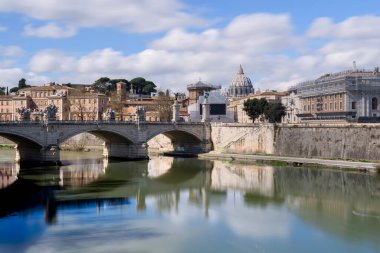 Vatikan 'daki Aziz Peter Bazilikası, Sant Angelo' nun Tiber nehir köprüsünün karşısından.